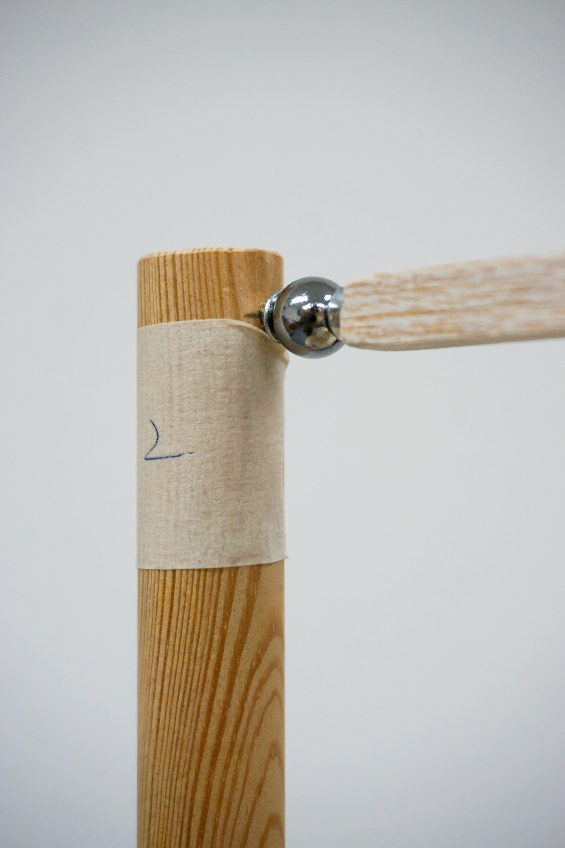 Magnetic ball connection between the pen holder and the pendulum